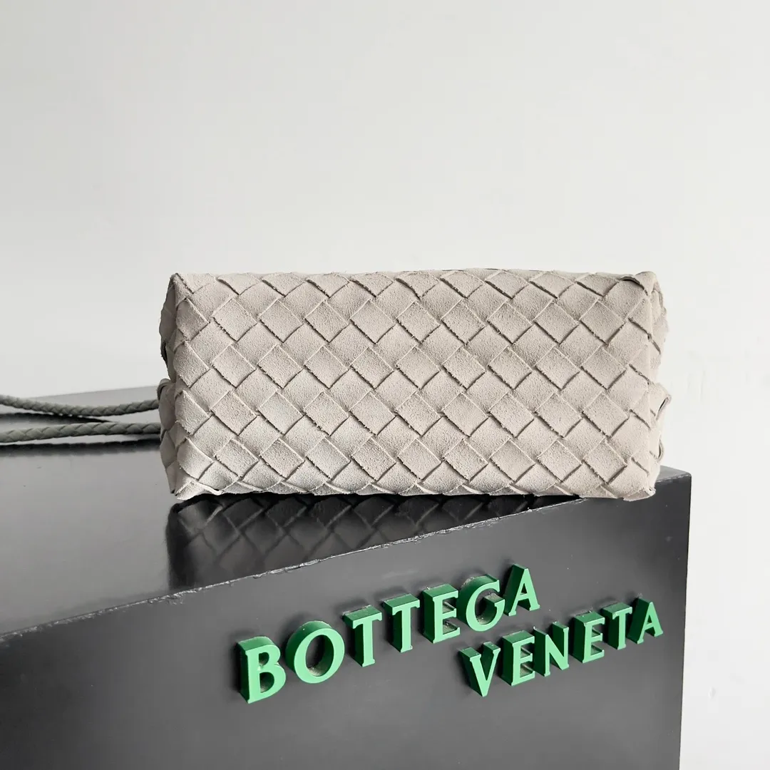 The 2023 new Andiamo batch of 1860 BV has been shipped‼ ️Really popular🔥The new Andiamo woven handbag launched by Bottega Veneta this season is really popular all over the world! ! Celebrities at home and abroad have worn it, and Oscar-winning actress Michelle Yeoh has taken it out on the street. Song Jia, Trai Yara, Yu Feihong, Sanji Ayaka, Rosie Hunting-Whiteley, Yoshioka Riho, etc. have all picked up this bag. It is classic and versatile, showing off its temperament, and the bag capacity is also large, which is very convenient for daily commuting! ! A variety of carrying methods, the shoulder straps can be adjusted by yourself, the original lambskin feels soft and delicate, and the neutral style is made to break gender boundaries and bring a more practical and longer-lasting use experience. Andiamo, which has both elegant and casual styles, perfectly interprets the true appearance of "fashionable old money style". Style number: 743568 (suede) Size: 25*22*10.5cm